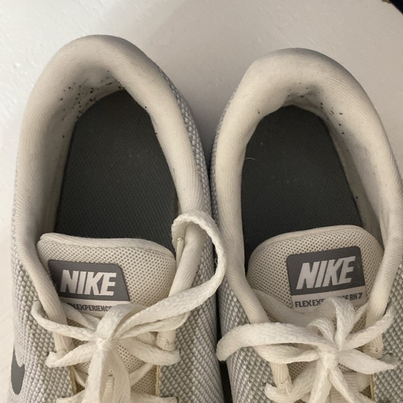Nike  Flex shoes size 9 white on white and silver good condition women’s - Picture 7 of 8